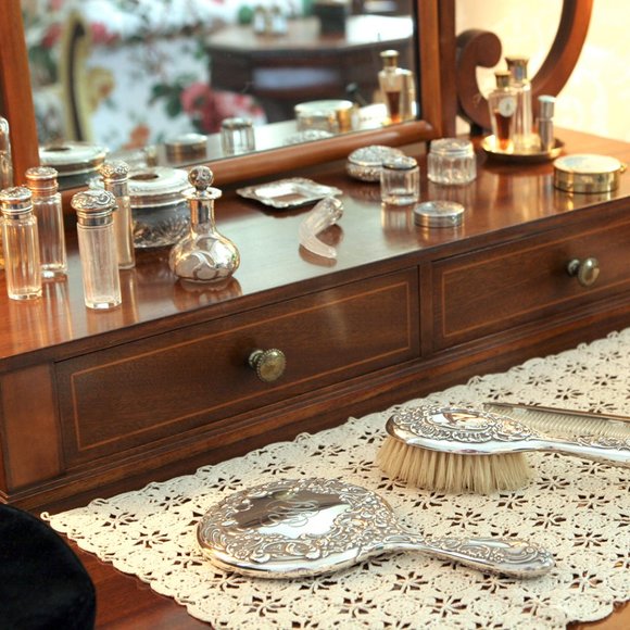 Vanity - Picture 2 of 3